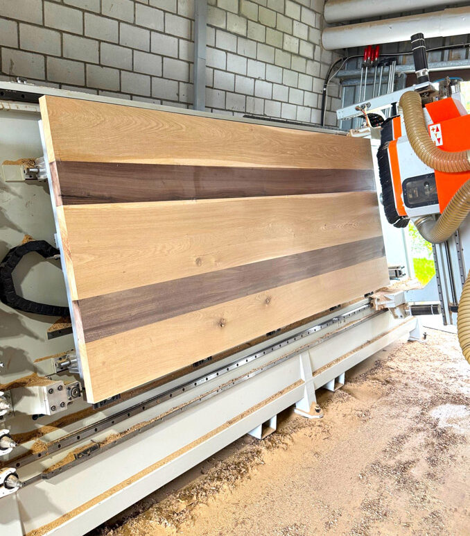 Holzbrett in einer CNC Fräse